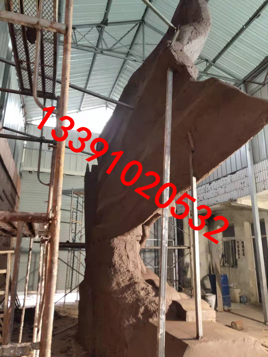 利用廢舊物品制作迷人的假樹(shù)雕塑